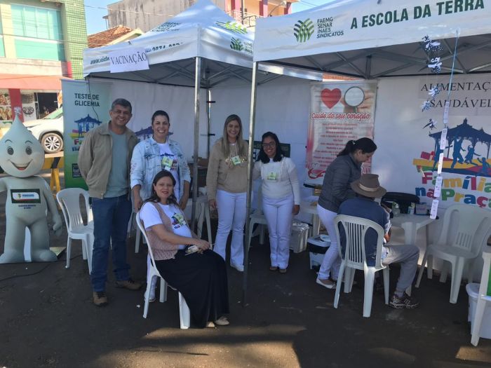 FAMÍLIA NA PRAÇA REÚNE CENTENAS DE PESSOAS.